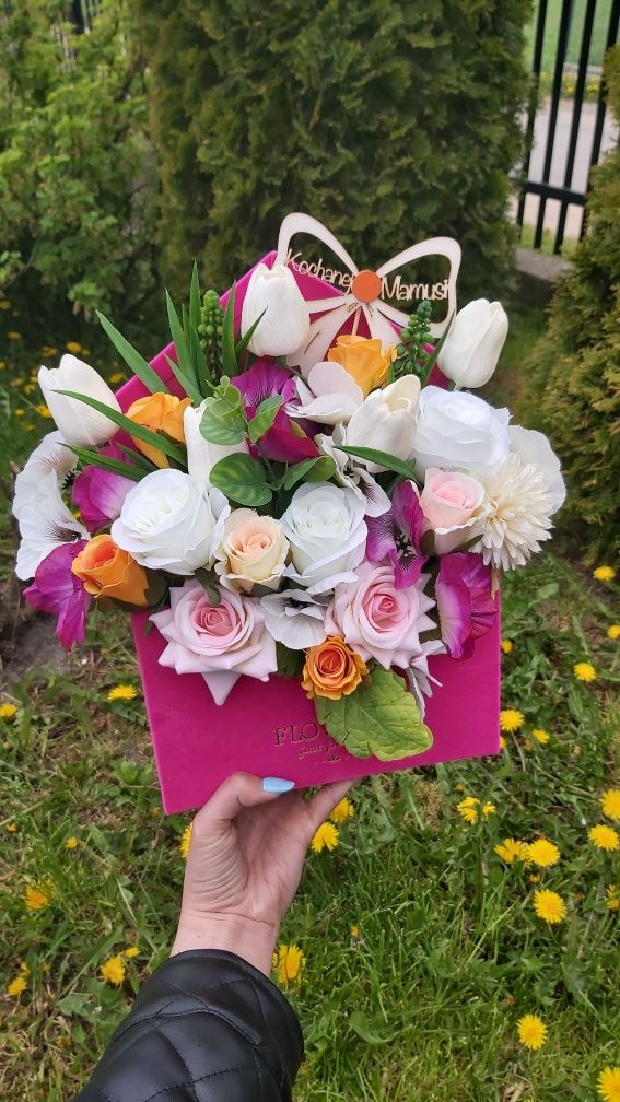 Kwiaty w welurowych pudełku kopercie flowerbox dzień mamy