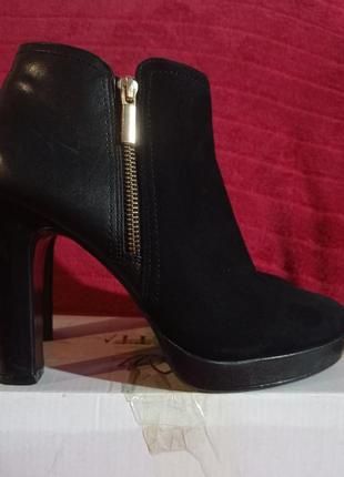 нові фірмові черевики ботильйони Bata 40р натуральна шкіра, замша