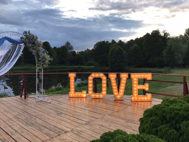Фотозона ретро букви Love на Весілля!