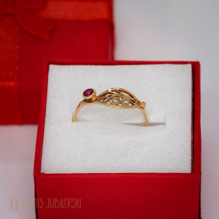 Złoty pierścionek z różowym kamieniem