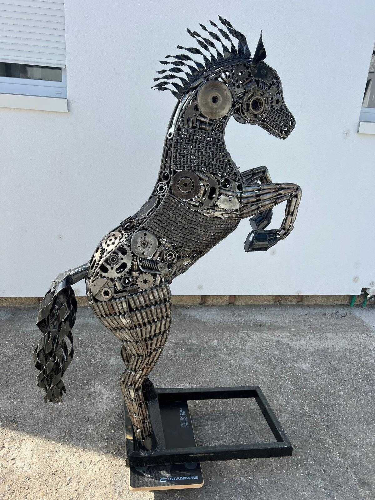 Cavalo em metal reciclado