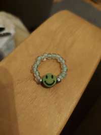 pierścionek z koralików na gumce uśmiech