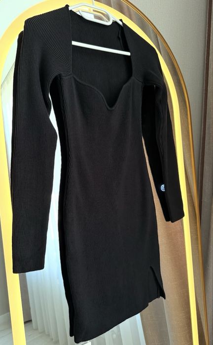 Платье в рубчик, с открытым декольте, размер М, хорошее состояние