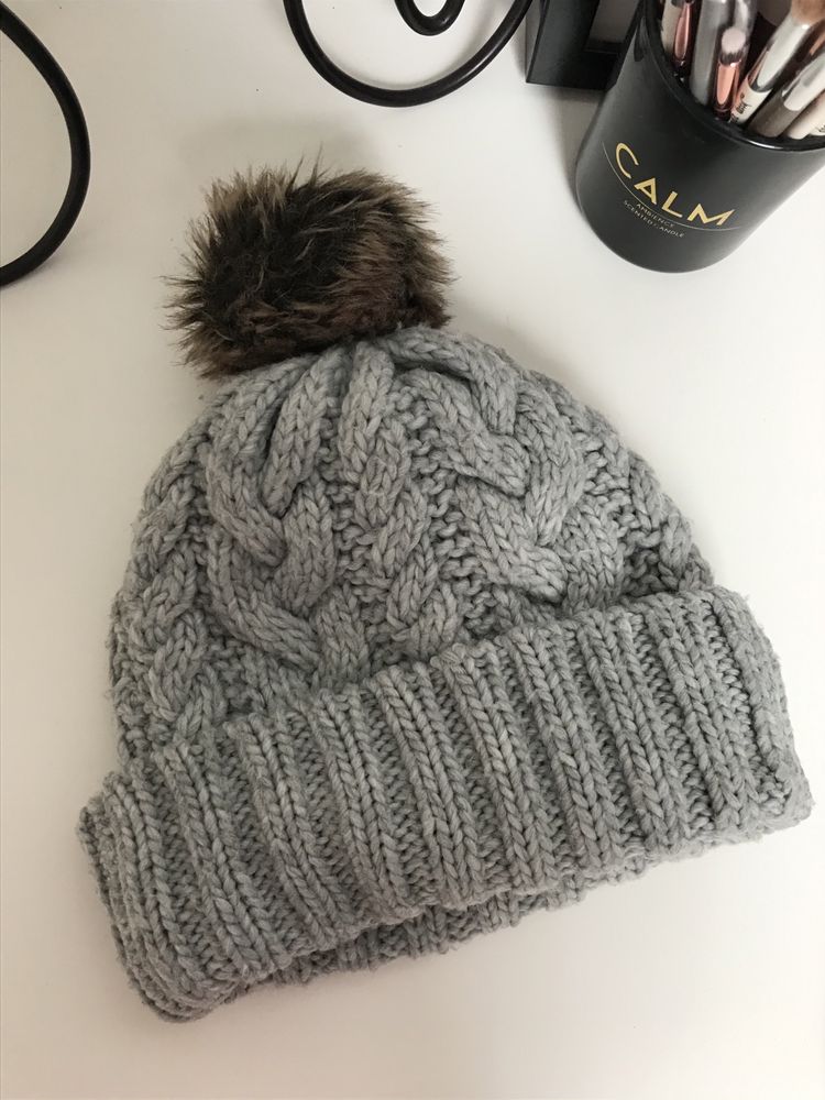 Szara czapka z pomponem zimowa warkocz H&M 12-14 +