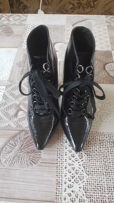 лаковые ботильоны кожаные Zara ботинки на каблуку туфли шнуровка