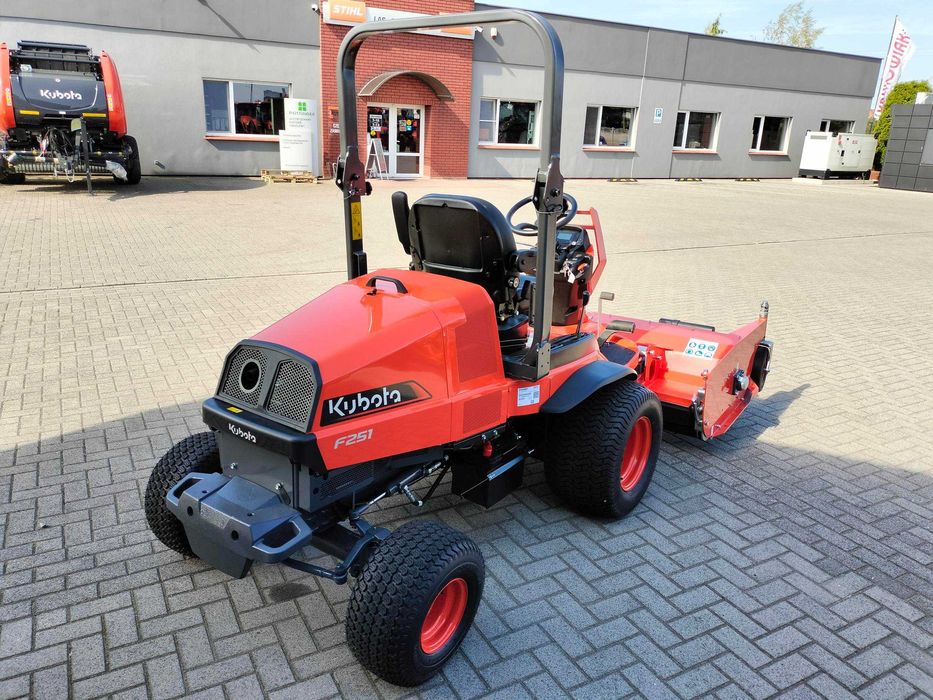 Kosiarka Kubota F251 4WD Nośnik narzędzi z agregatem TEG 1600 HD