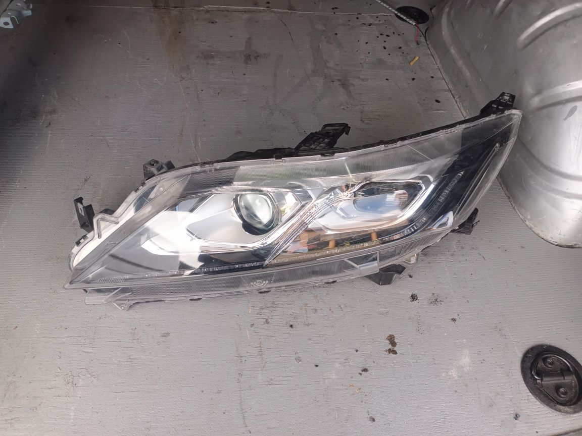 Lampa lewa przód przednia MITSUBISHI ECLIPSE CROSS
mną żarówkę