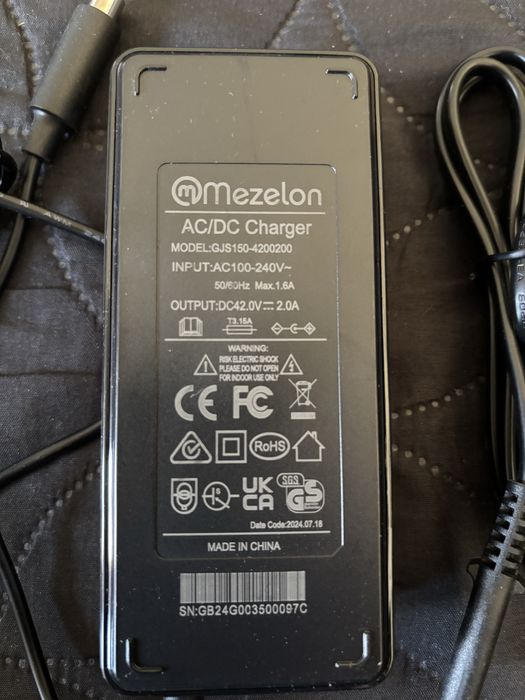 Zasilacz do laptopa albo innego sprzetu .