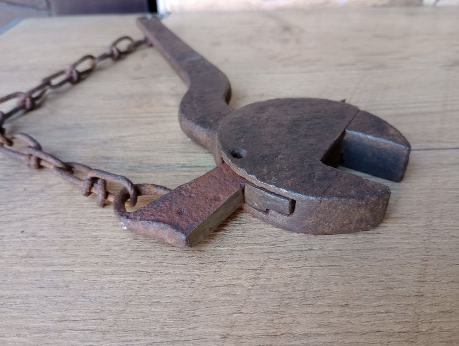 Zabytkowy klucz nastawny. Wyrób kowalski. Retro