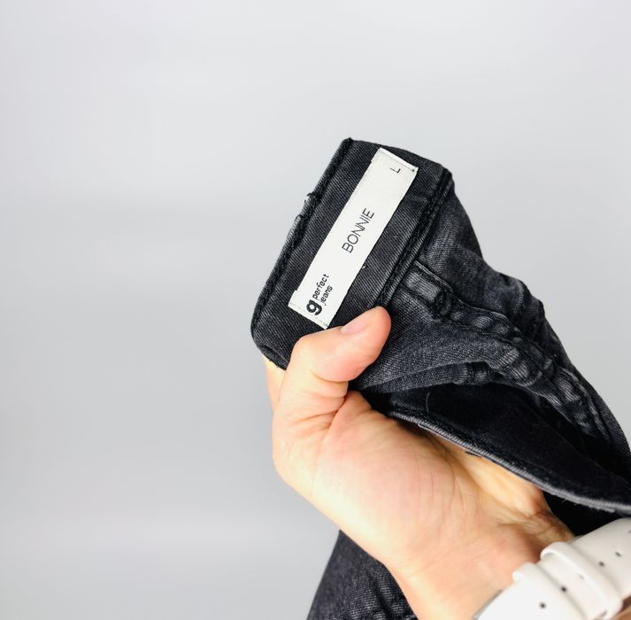 Czarne jeansy z postrzępioną nogawką L 40 Gina Tricot