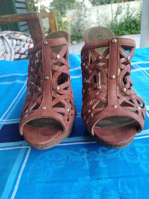 Sandálias socas moules em pele da Guess