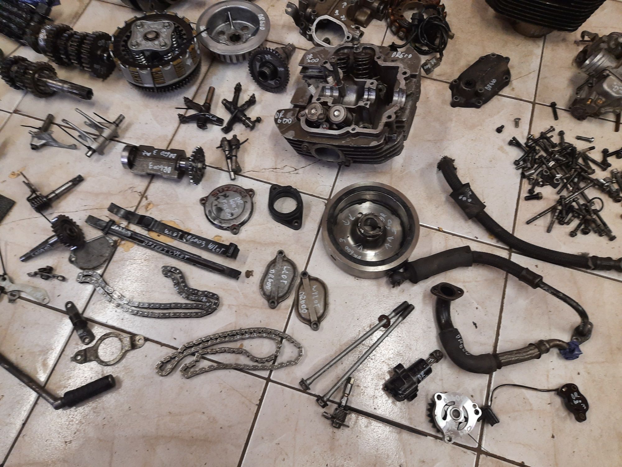 Suzuki DR 600 silnik części wał głowica cylinder skrzynia kapa magneto