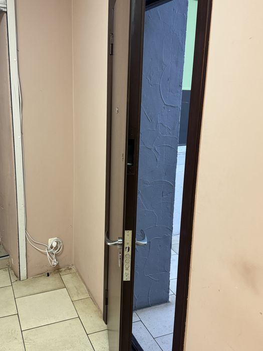 Двері металеві ! Не жестяні.