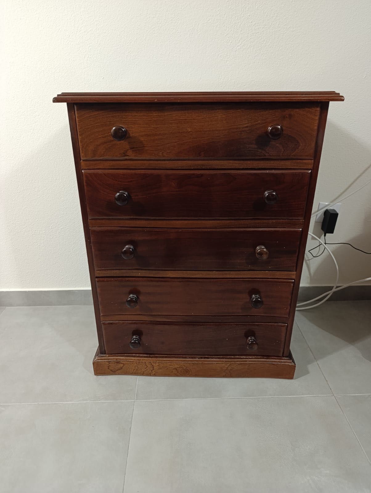 Móvel com gavetas castanho