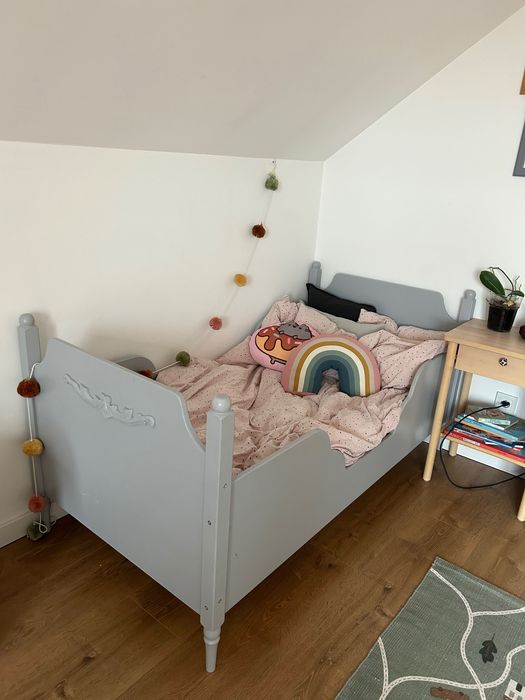 Drewniane łóżko dziecięce