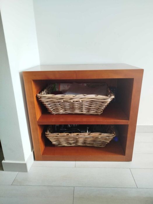 Quarto de madeira – cama, mesas de cabeceira e estante