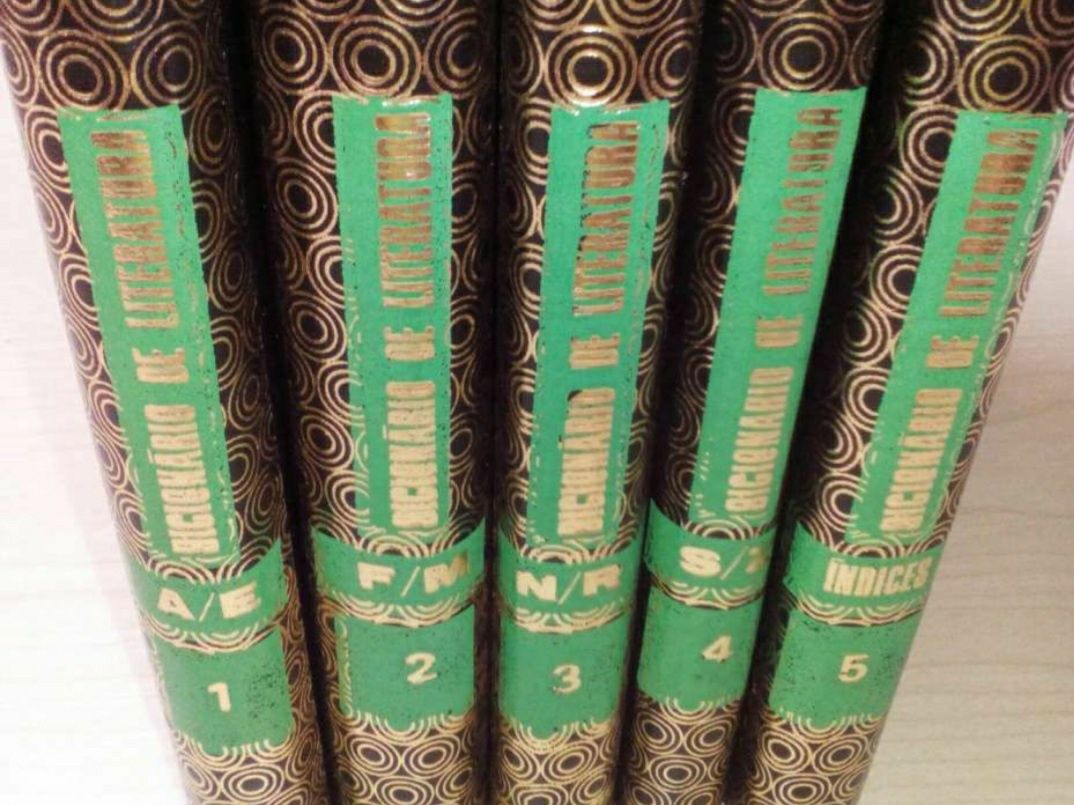 Dicionário de Literatura, 5 volumes.