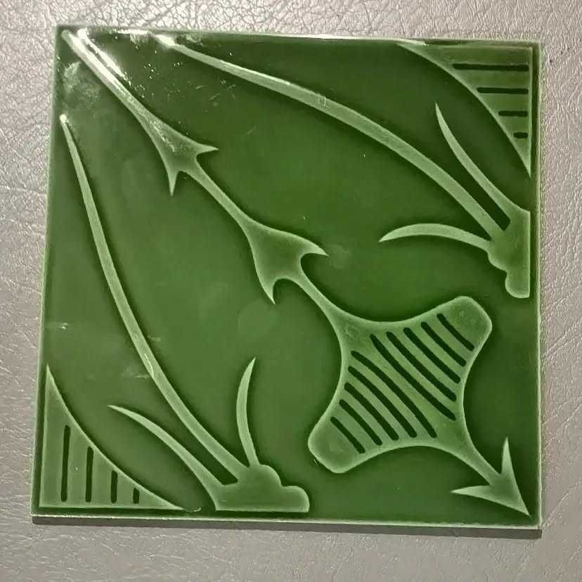 Quadra de azulejos verde modernistas com relevo Cesol 15x15cms