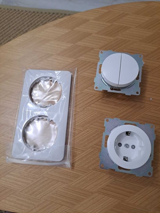 Gniazdo Schuko i włącznik światła CNBINGO