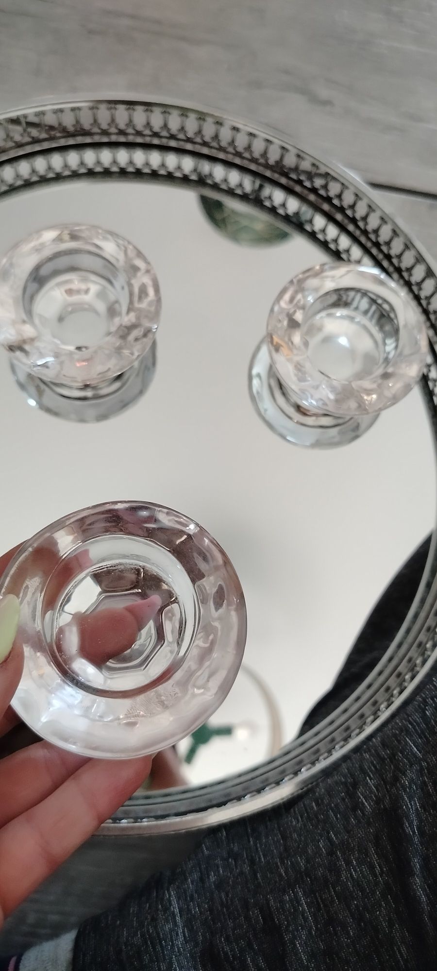 Taca lustrzana, świeca i świeczniki