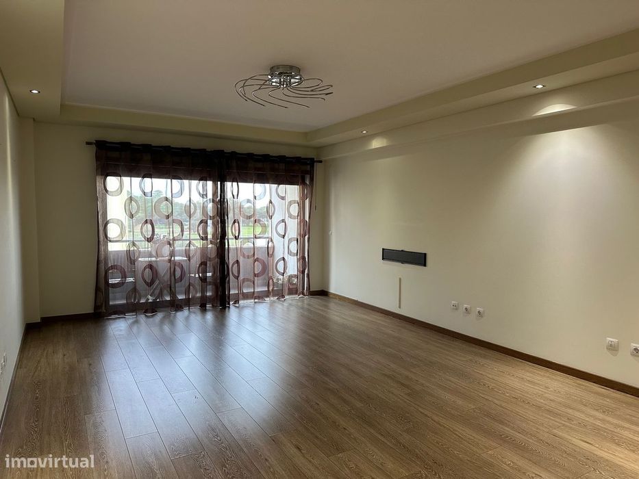 Apartamento T3 com parqueamento / Lavradio