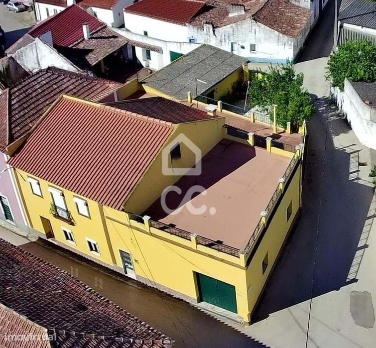 Moradia espaçosa com muita luz, fantásticos espaços exteriores e enorm