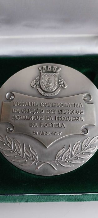 brasão da Freguesia da Portela, Loures: medalha e bandeira