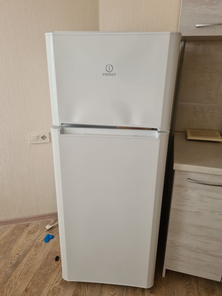 Холодильник indesit