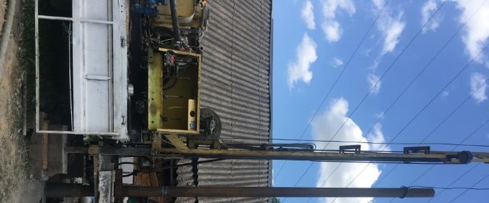 Буріння свердловин в грунті та камені.