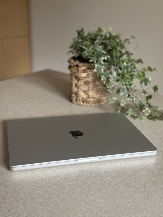 MacBook Pro 16” M3 Pro – 36GB RAM / 512GB SSD  Srebrny