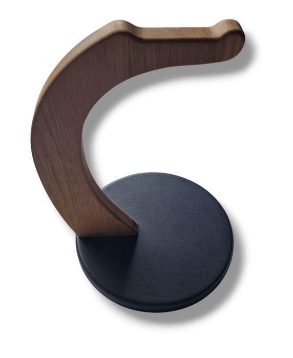 Stojak na słuchawki z drewna.