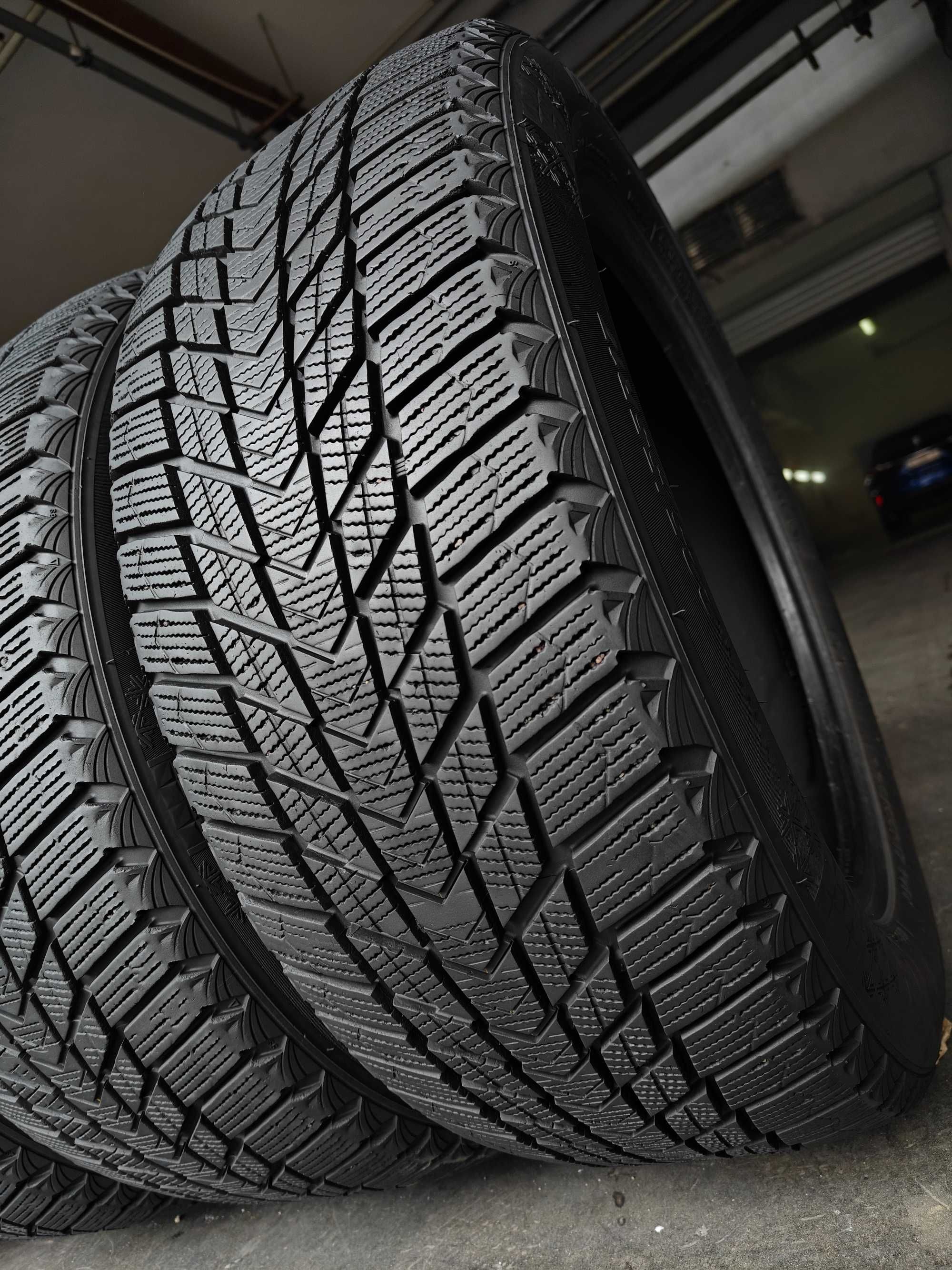 R17 225 55 шини зимові Roadstone Winguard Ice Plus корейські липучки