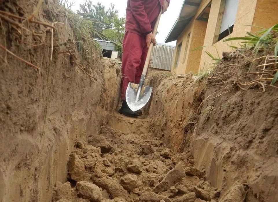Послуги землекопів у Києві — якісно, швидко, недорого. Траншеї, септик