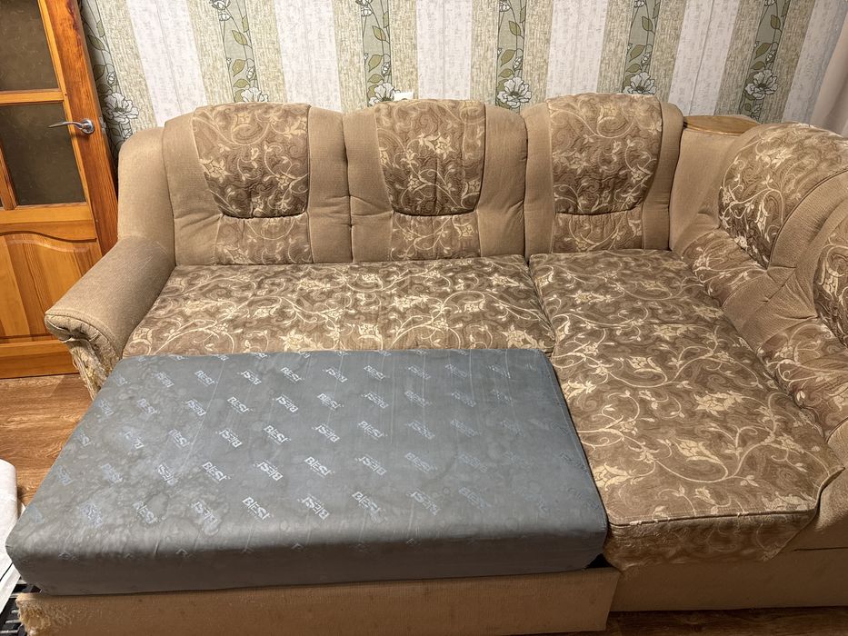 Продам угловой диван, в нормальном состоянии , есть следы эксплатации