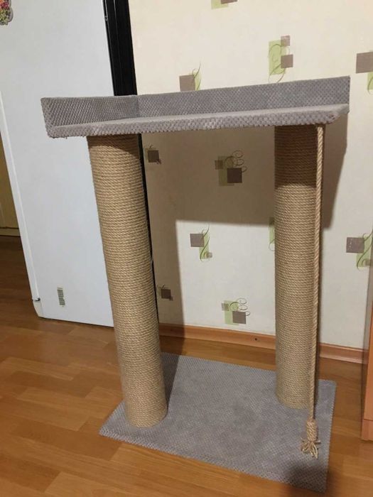 Кігтеточка для котів з широкими стовпчиками