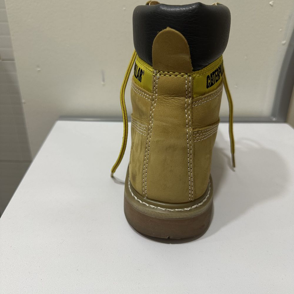 Bota caterpillar em pele
