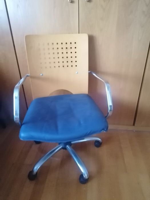 Cadeira  giratória em pele e cromado