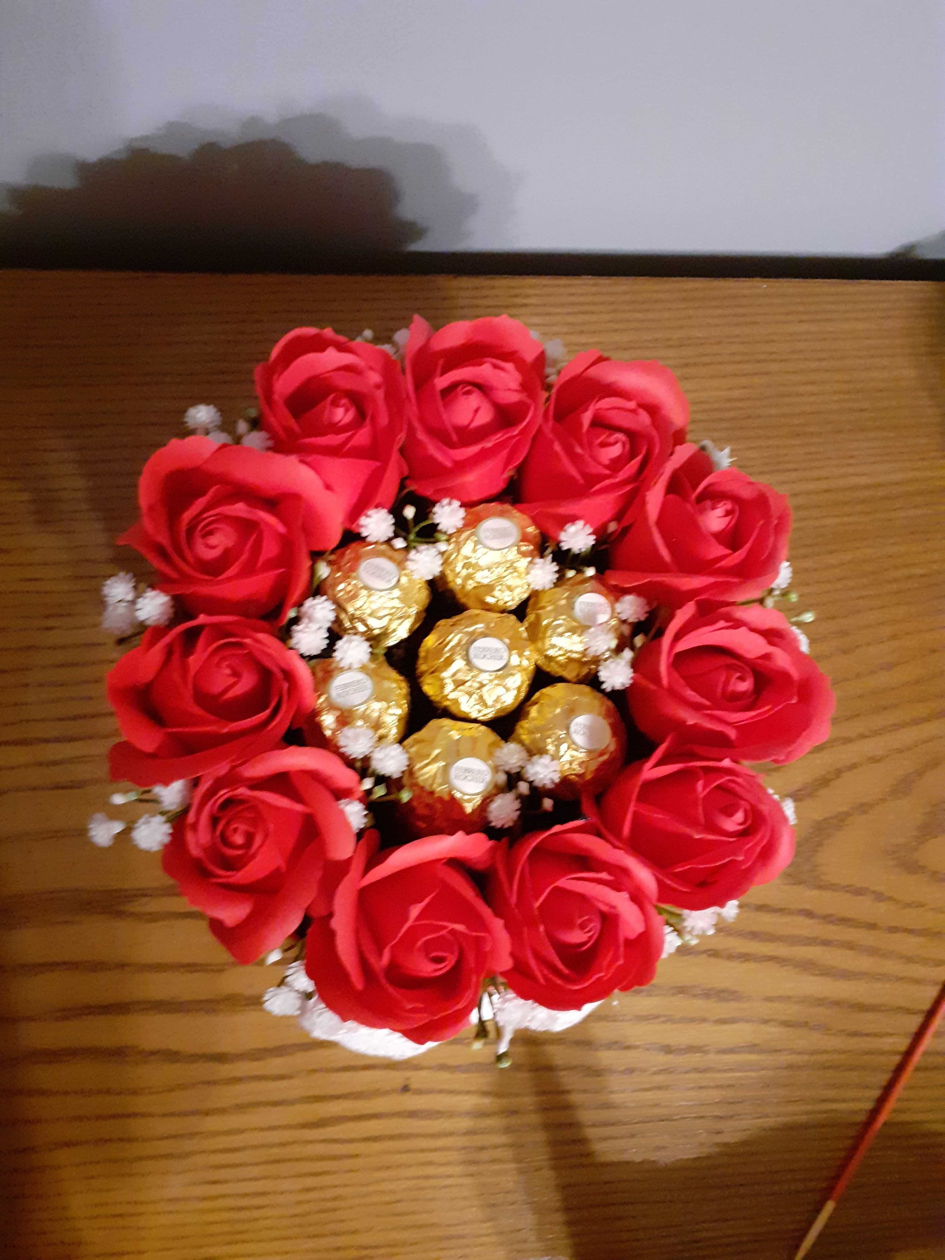 Flowerbox mydlanymi różami i ferrero rocher