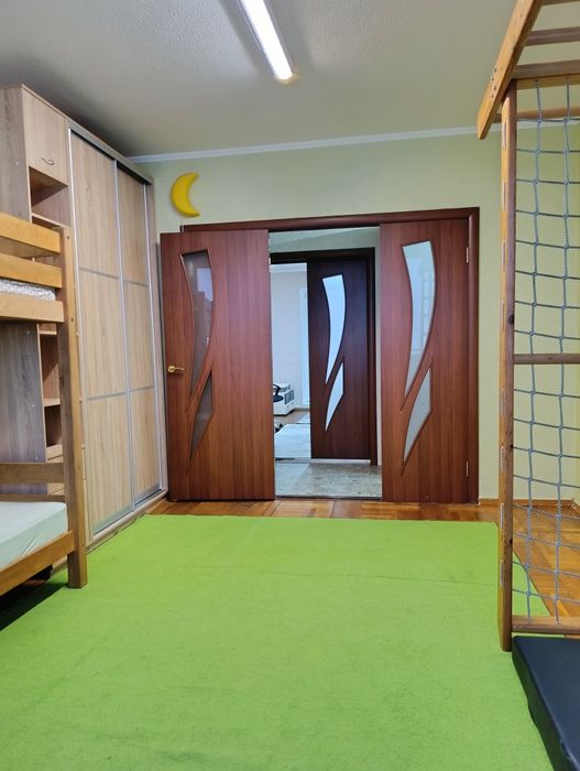 4 квартира, поруч Сильпо, правий берег.