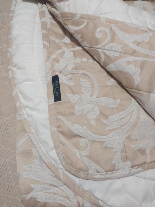 Lindíssima colcha de casal creme e dourado