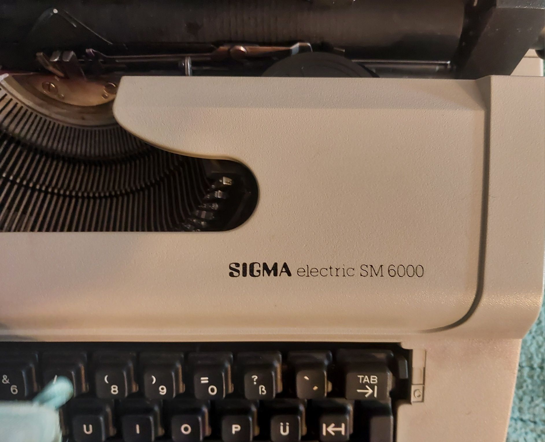 Maszyna do pisania SIGMA electric SM 6000 działa