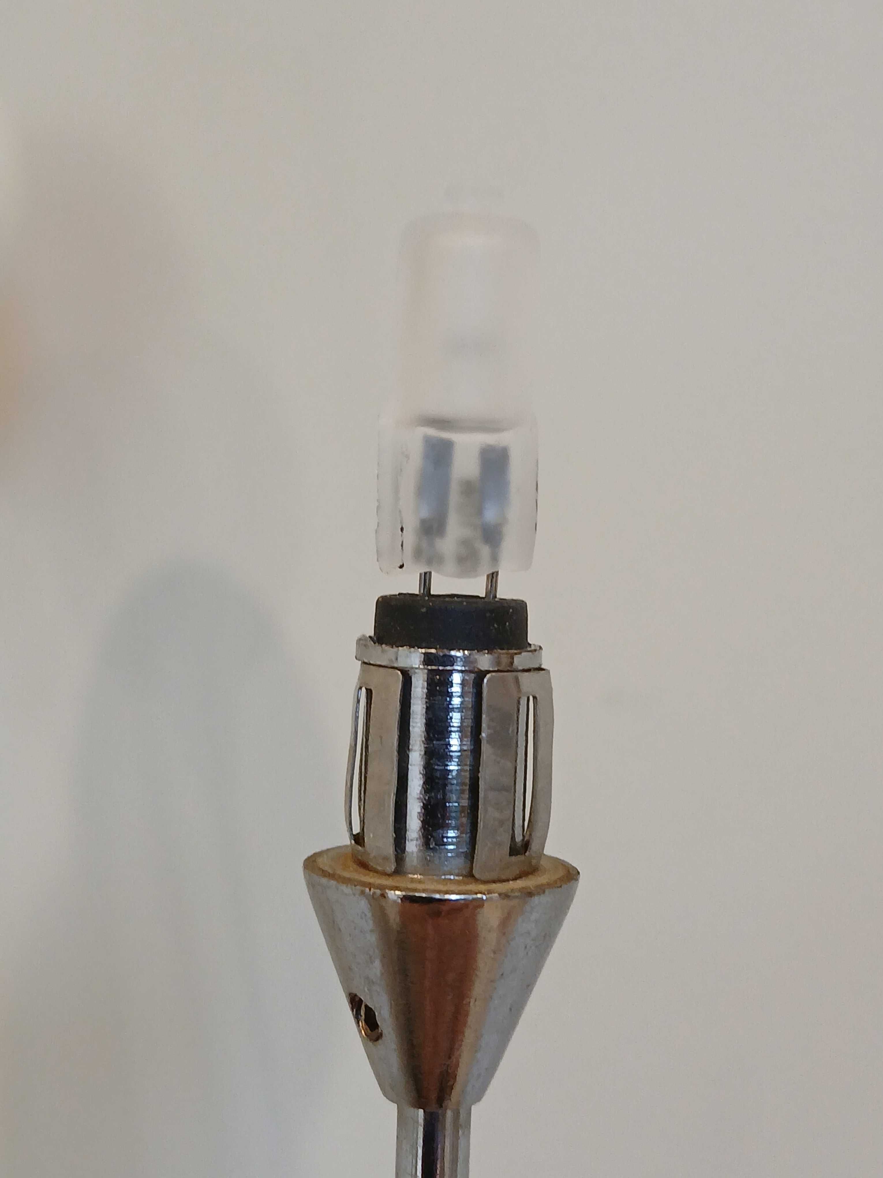 Elegancka stojąca lampa