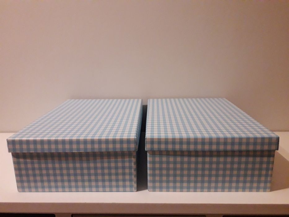 Caixas novas com padrão xadrez azul claro