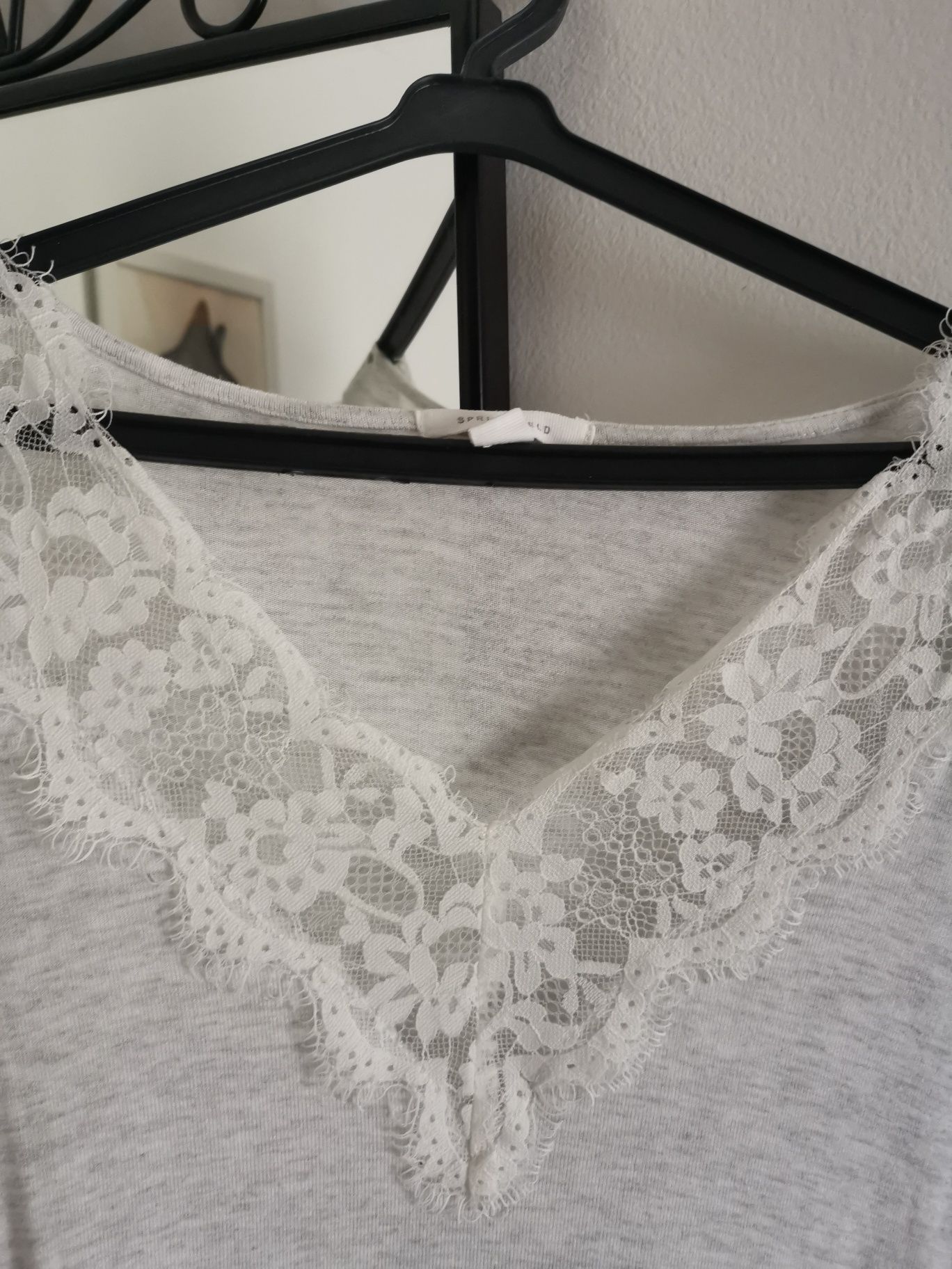 Camisola cinzenta com renda