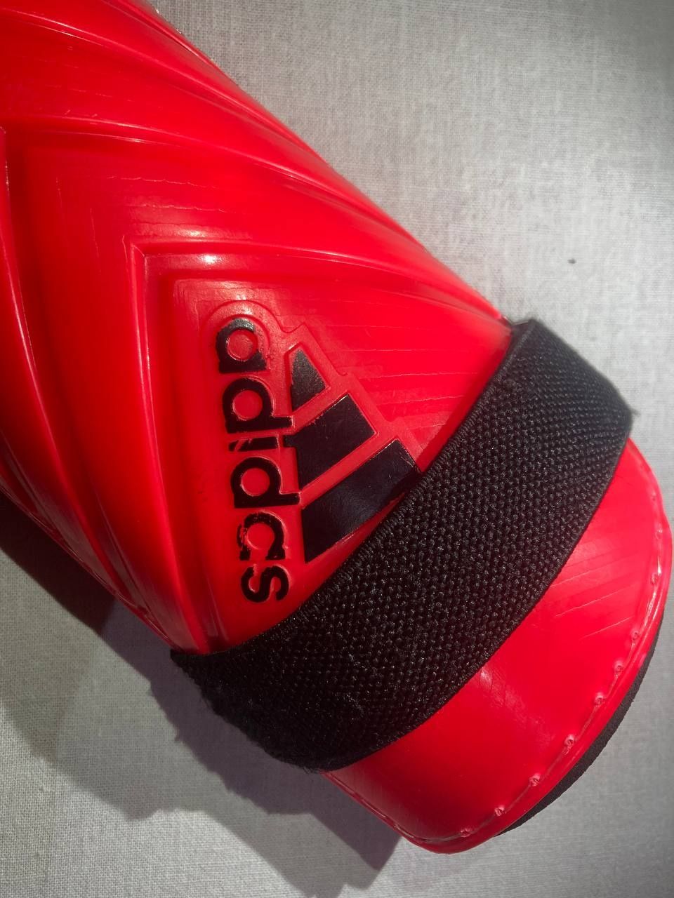 Футболні щиткі Adidas Predator