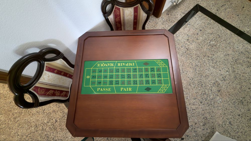 Mesa com varios jogos e cadeiras