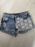 Krótkie spodenki koronkowe jeans