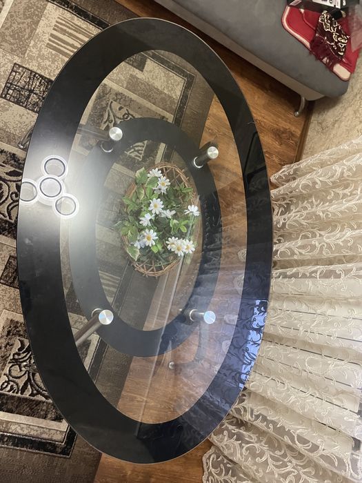 Стіклянний стіл.