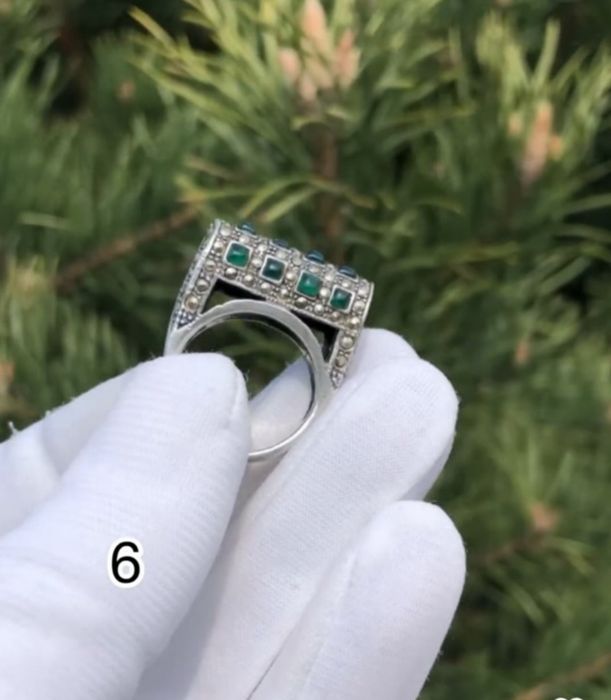 Серебряное колечко с марказитами и зелёными камушками