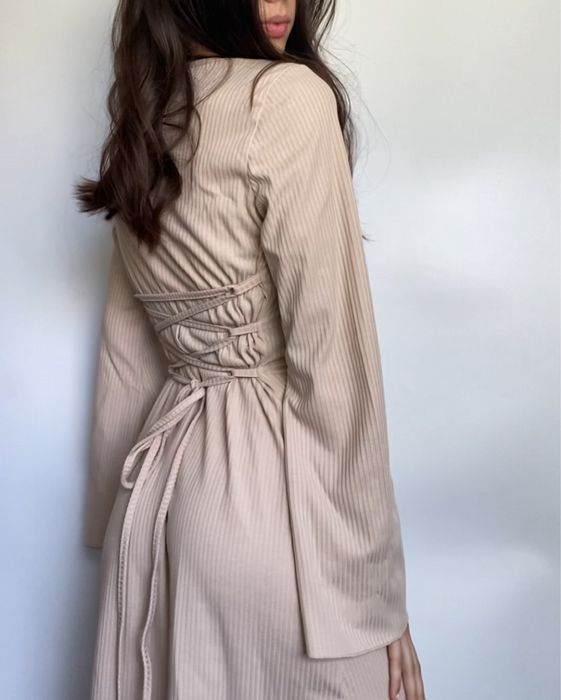 Сукня жіноча міді із шнурівкою на спині жіноча в рубчик